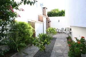 a courtyard with a table and chairs in a building at Castelvi casa boutique in Saladillo