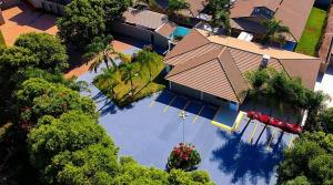 an overhead view of a house with a swimming pool at Hotel Dolce Dulce in Olímpia
