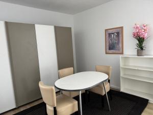 a white table and chairs in a room at Dream Holiday Haus in Uetersen