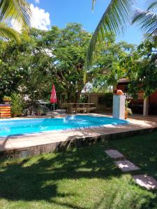 a swimming pool in the yard of a house at Paraíso nas férias in Porto Seguro