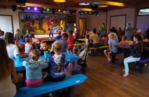 Eine Gruppe Kinder sitzt in einem Klassenzimmer und schaut sich eine Präsentation an in der Unterkunft Chalet Descansar op de Veluwe in Beekbergen + 37 Fotos