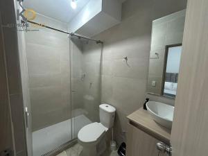 a bathroom with a shower and a toilet and a sink at KD Prime Suite Al Norte de la Ciudad in Valledupar +38 photos