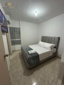 a bedroom with a bed in a room at KD Prime Suite Al Norte de la Ciudad in Valledupar