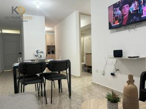 a dining room with a table and chairs and a tv at KD Prime Suite Al Norte de la Ciudad in Valledupar