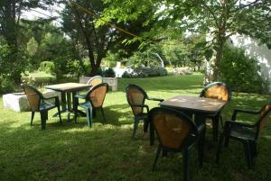 a group of tables and chairs sitting in the grass at La bergerie in Chaillevette