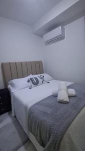 a bedroom with a bed with a blanket and a light at Apartamento en Roldanillo in Roldanillo