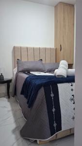 a bed with a wooden headboard in a bedroom at Apartamento en Roldanillo in Roldanillo