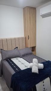 a bed with two towels on top of it at Apartamento en Roldanillo in Roldanillo +1 photo