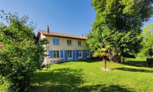 a house with a palm tree in the yard at Les Côtes - Charming holiday home with heated swimming pool in Palluaud