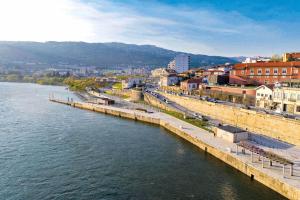 a city with a bridge over a body of water at Ninho D`ouro in Peso da Régua