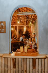Ein Mann bereitet in der Küche eines Restaurants Essen zu. in der Unterkunft Mahati in Cijulang Nusawiru Airport