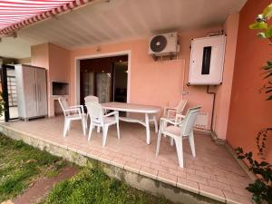 a table and chairs on the patio of a house at Nuovo Sile in Cavallino-Treporti