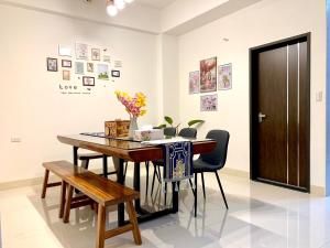 a dining room with a wooden table and chairs at 芯之所嚮 in Hualien City