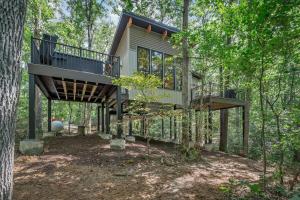 a tree house in the woods with two decks at NEW - Treehouse - Dogwood in Jonesburg