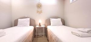 two beds sitting next to each other in a room at 1000Jo Apartment T2 in Gulpilhares