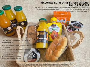 a basket full of drinks and a sandwich and bread at Studio avec parking privé - Proche écoles & hôpital - Valence in Valence +2 photos