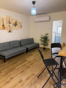 ein Wohnzimmer mit Sofa, Tisch und Stühlen in der Unterkunft אלת המדברGoddess of the desert in Beʼer Ora