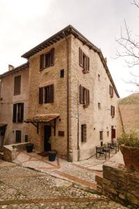 a large brick building with a table in front of it at Casa Delicato - B&B - Camere - Ospitalità in Contigliano