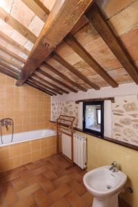 a bathroom with a sink and a bath tub at Casa Delicato - B&B - Camere - Ospitalità in Contigliano