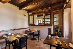 a restaurant with tables and chairs in a room at Casa Delicato - B&B - Camere - Ospitalità in Contigliano +84 photos