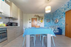 a kitchen with a table and chairs in a room at AZZURRO LIDO ADRIANO VISTA MARE in Lido Adriano +28 photos
