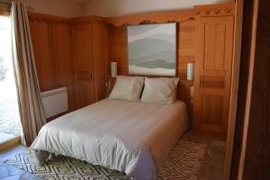 a bedroom with a bed and a painting on the wall at Gite de Lise in Blandas
