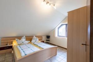 a bedroom with a bed and a desk and a window at Oberhausener Ferienwohnung in Oberhausen