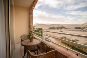 a balcony with a table and a view of the desert at Theban Hills Hotel, Luxor in ‘Ezbet Abu Ḥabashi