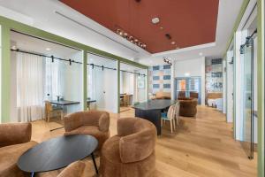 a lobby with two tables and chairs and a dining room at Downtown Studio Steps from Kaseya Center in Miami