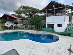 a small swimming pool in front of a house at Hotel Montañitas in Guatapé