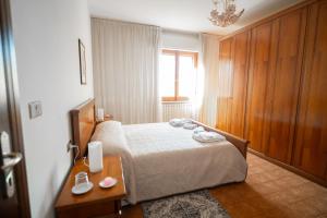 a hotel room with a bed and a table at La madonnuccia in Deruta