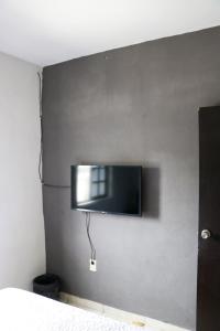 a flat screen tv on the wall of a bedroom at Departamentos Perfectamente ubicados con alberca in Ciudad Madero