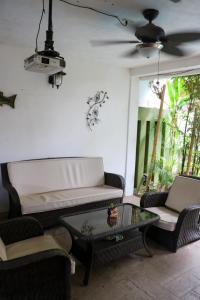 a living room with a couch and a coffee table at Departamentos Perfectamente ubicados con alberca in Ciudad Madero