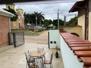 a patio with a table and chairs next to a building at Casa BLUE Praça 102 in Carrancas