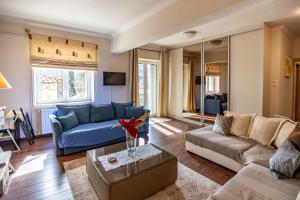 a living room with a blue couch and a table at Elitee Superior Mountain Residence in Vitina