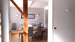 a dining room and kitchen with a table and chairs at Le gÎte du mazagran in Leffincourt