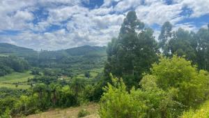 a view of a valley with trees and mountains at Recanto Colina in Picada Cafe