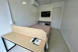 una stanza d'ospedale con una panca e una TV di Pousada petry a Canoinhas