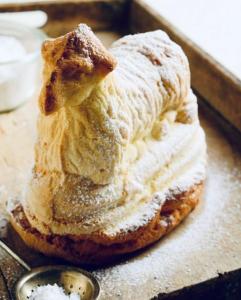 a cake with powdered sugar on top of it at Suite Richovilare - Sauna & Hammam in Riquewihr +45 photos