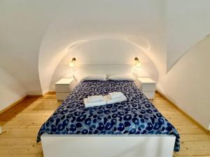 a bedroom with a bed with two towels on it at Perla 19 - UN LETTO IDEALE in Gaeta