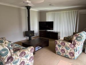 ein Wohnzimmer mit zwei Sofas und einem Flachbildfernseher in der Unterkunft Oxley's Rest in Harrington