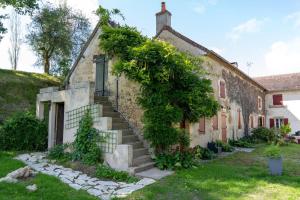 an old house with vines growing on the side of it at Lorette in Le Veurdre