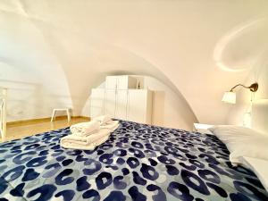 a bedroom with a blue and white comforter on a bed at Perla 19 - UN LETTO IDEALE in Gaeta