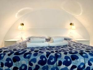 a bedroom with a blue and white bed with two towels at Perla 19 - UN LETTO IDEALE in Gaeta