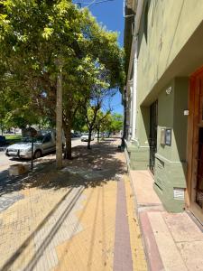 a sidewalk next to a building on a street at Loft Helena - acogedor, completo y céntrico in Jesús María