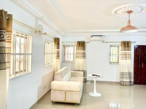 a living room with a chair and a table at Havre de paix prestige in Midja