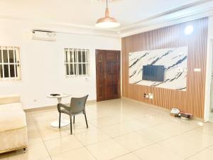 a living room with a table and a couch and a tv at Havre de paix prestige in Midja