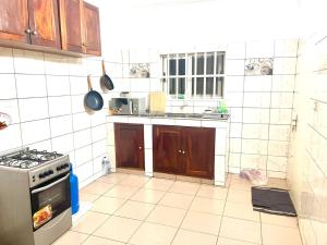 a kitchen with a stove and a sink at Havre de paix prestige in Midja