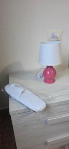 a table with a lamp on top of a table at Home Lazio 36 in Cosenza