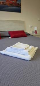 a pile of towels sitting on top of a bed at Home Lazio 36 in Cosenza